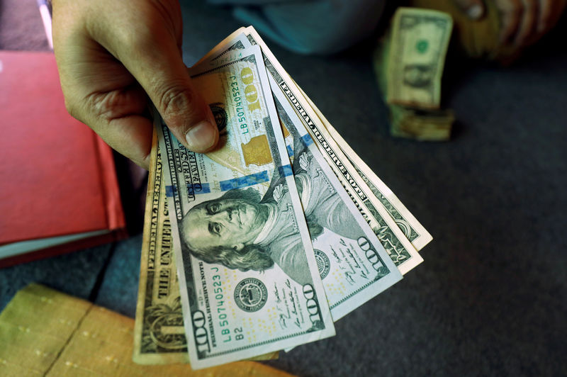 Dollar in Narrow Range as Fed Officials Continue to Downplay Inflation Fears By Investing.com