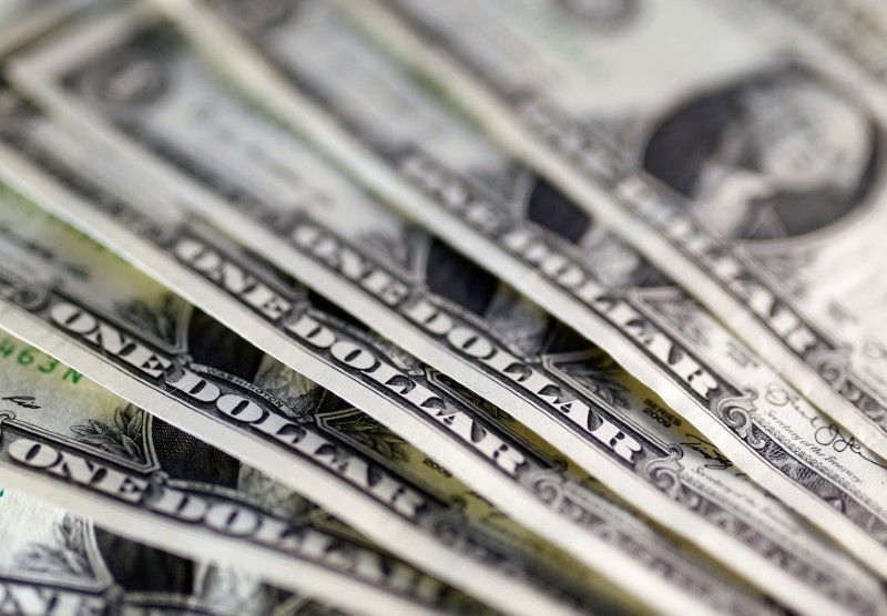 U.S. Dollar Falls Slightly on Lack of Trade News  By Investing.com