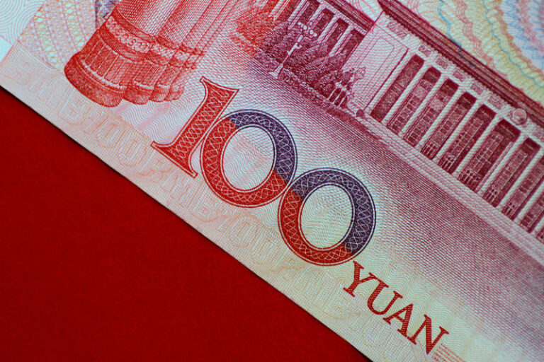 Yuan Slips as U.S. Declines to Label China a Currency Manipulator By Investing.com