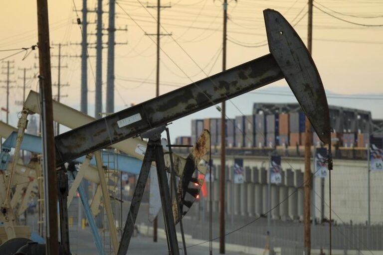 Oil Prices Edge Lower on IMF Report; Storm Fears Remain in Focus By Investing.com