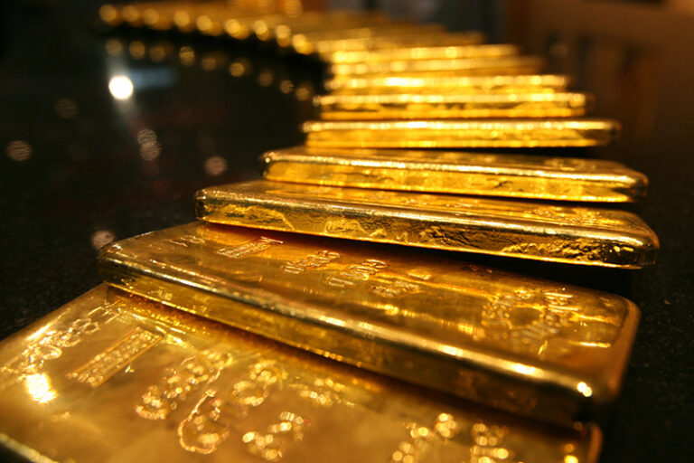 Gold Prices Extend Gains on Safe-Haven Demand; Dollar Falls By Investing.com